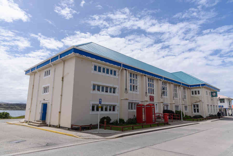 Islas Falkland o Malvinas 023 - Port Stanley - Post Office & Philatelic Bureau.jpg